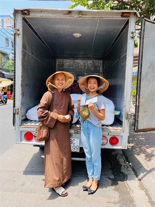 Lê Bê La giao hàng từ thiện cho đại diện một nhà chùa.