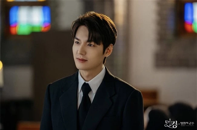 Lee Min Ho đẹp trai siêu cấp với vest đen, hé lộ cuộc sống sang chảnh bên dàn "trai làng" cực phẩm trong "Quân vương bất diệt" - Ảnh 2.