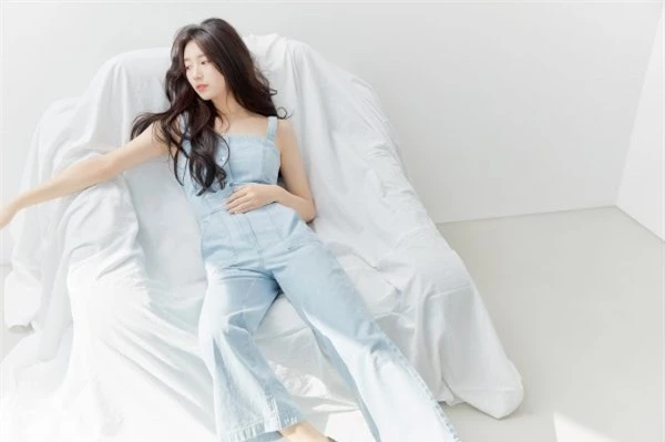 Suzy khoe nhan sắc cực phẩm quảng bá cho Guess - Ảnh 1. Suzy khoe nhan sắc cực phẩm quảng bá cho Guess - Ảnh 1.