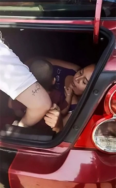 Người phụ nữ ôm con nhỏ trốn trong cốp xe ô tô để theo dõi chồng. Ảnh: 7 News
