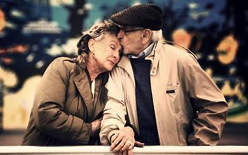 “30 năm anh vẫn nắm chặt tay em”