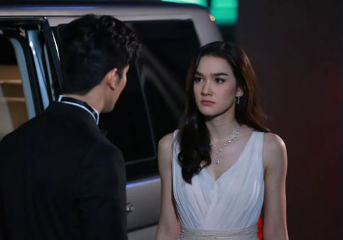 Máy tính vừa bật, người yêu từ phòng tắm lao ra quát bắt tắt ngay, tôi chưa kịp làm thì hình ảnh trên màn hình hiện ra trước mắt khiến tôi "đứng hình"