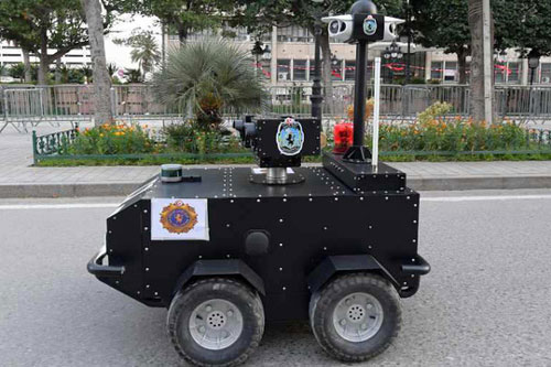 Robot mang thuốc cho bệnh nhân COVID-19