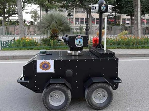 Robot mang thuốc cho bệnh nhân COVID-19