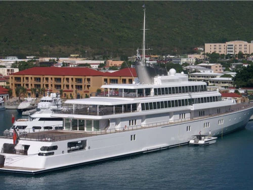 David Geffen mua du thuyền này với tổng chi phí lên đến 590 triệu USD. Đây chính là phương tiện mà vị tỷ phú đang dùng để tự cách ly khi du lịch đến quần đảo Grenadines, vùng biển Caribbean. Ảnh: Wikimedia Commons.