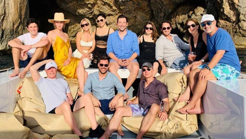 Vị tỷ phú thường xuyên mời những người bạn của mình tham gia các chuyến du lịch của ông trên Rising Sun, nổi bật nhất trong số đó là tỷ phú ngân hàng Lloyd Blankfein và người giàu nhất thế giới Jeff Bezos. Ảnh: David Geffen.