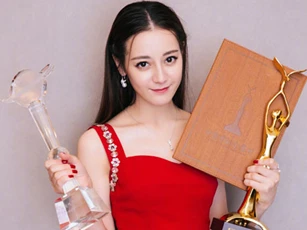 Dù nổi tiếng nhất nhì showbiz nhưng Địch Lệ Nhiệt Ba vẫn bị "thất sủng" ngay tại chính công ty?