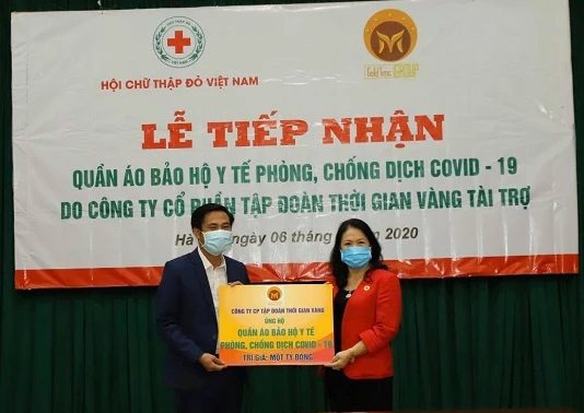 5.540 bộ quần áo bảo hộ y tế thông qua Trung ương Hội Chữ thập đỏ Việt Nam trong công tác đẩy lùi dịch bệnh Covid-19.