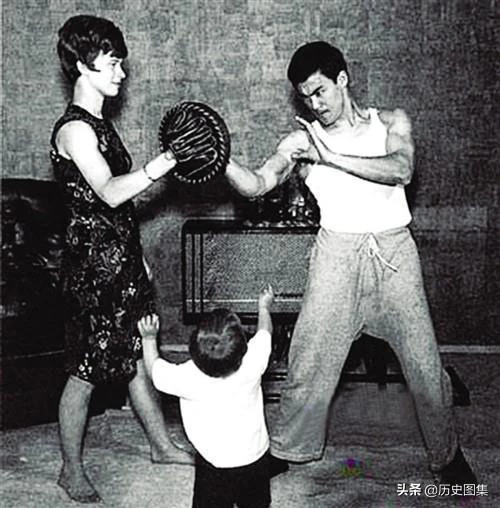 Lý Tiểu Long luyện võ với sự trợ giúp của người vợ Linda Emory. Đứa trẻ là Lý Quốc Hào, con trai ông.