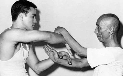 Lý Tiểu Long và sư phụ Diệp Vấn đang luyện Kung Fu. Hai thầy trò cũng thường xuyên rèn luyện bằng hình nhân bằng gỗ. Lý Tiểu Long có đam mê mãnh liệt với việc luyện Kung Fu và vẫn làm điều này mỗi ngày, cho đến khi qua đời.