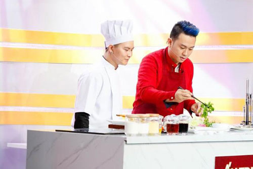 Hàn Thái Tú trổ tài nấu ăn trên truyền hình và xuất sắc chiến thắng vì quá đảm đang. Hàn Thái Tú trổ tài nấu ăn trên truyền hình và xuất sắc chiến thắng vì quá đảm đang.