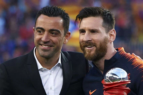 Xavi và Messi (phải).