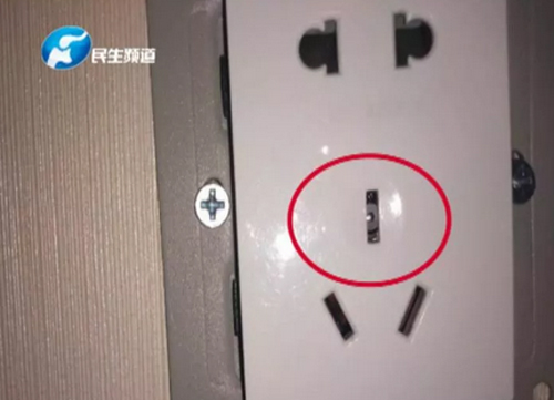 Thấy ổ cắm điện trong phòng tắm có điều gì đó bất thường, 3 cô gái bật đèn flash thì thấy thứ đáng sợ