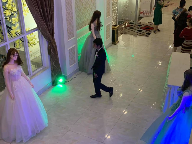 Dàn ma nơ canh đứng đón khách ở cửa thay cho lễ tân. Dàn ma nơ canh đứng đón khách ở cửa thay cho lễ tân.