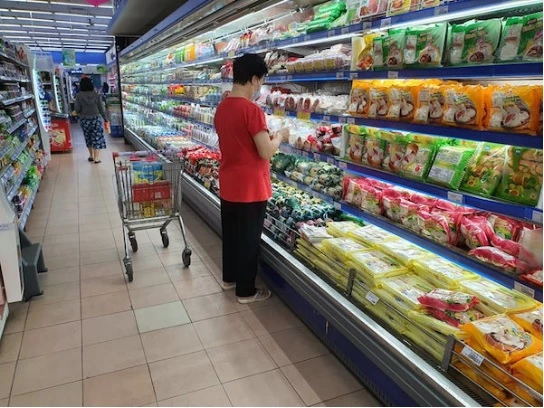 Lượng khách đến siêu thị giảm mạnh.