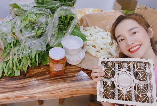 Nhã Phương khoe ở nhà vẫn được "tiếp tế" đồ ăn, mà lại toàn là món ngon
