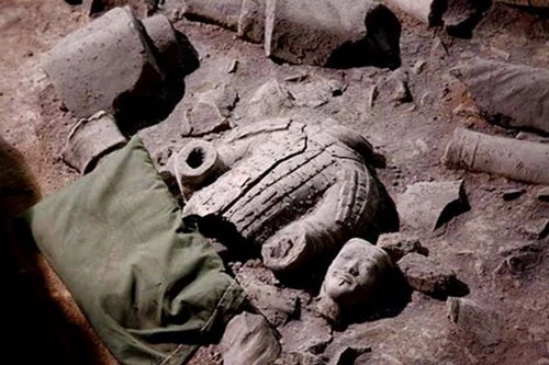 Khai quật tại một hố mai táng phía tây bắc thành phố Tây An, nơi có một đội quân bằng đất nung canh giữ lăng mộ vị hoàng đế đầu tiên của Trung Hoa, Tần Thủy Hoàng. (Nguồn: CCTVNews)