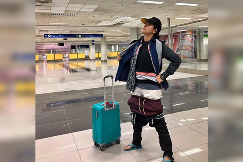 Vali xách tay bị quá cân, người phụ nữ không ngần ngại làm điều này khiến ai chứng kiến cũng phải lắc đầu