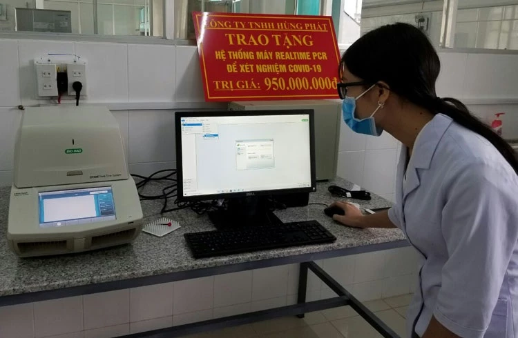 Kỹ thuật viên xét nghiệm của CDC Lâm Đồng vận hành hệ thống máy xét nghiệm Covid-19 bằng phương pháp Realtime PCR