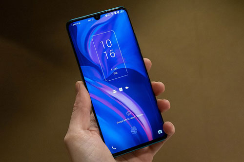 Trên tay smartphone màn hình cong, 4 camera sau, cấu hình tốt, pin ‘khủng’, giá 10,52 triệu