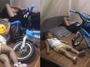 Được mẹ mua cho xe đạp mới, bé gái mang ngay lên giường rồi làm điều này khiến ai cũng bật cười