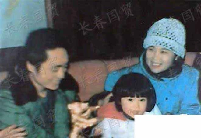 Con gái Trương Nghệ Mưu: Tuổi thơ bất hạnh vì bố mẹ ly hôn, đòi từ mặt cha khi bị cấm yêu - Ảnh 2.