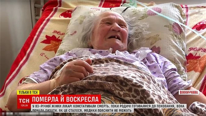 Cụ Ksenia Didukh tỉnh táo và nói chuyện với các bác sĩ trong bệnh viện sau khi đã chết 10 tiếng. Ảnh:
