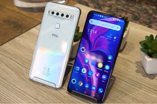 “Trái tim” của TCL 10L là vi xử lý Qualcomm Snapdragon 665 (11 nm) lõi 8 với tốc độ tối đa 2 GHz, GPU Adreno 610. RAM 6 GB kèm bộ nhớ trong 64 hoặc 128 GB, có khay cắm thẻ microSD với dung lượng tối đa 256 GB. Hệ điều hành Android 10.0, được tùy biến trên giao diện TCL UI.