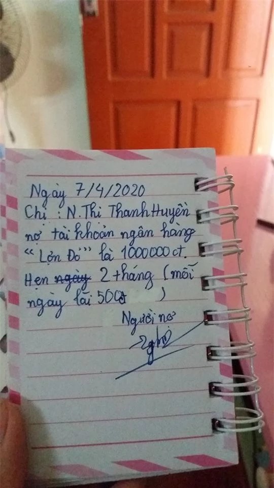 Vay tiền em gái, chị ngỡ ngàng khi thấy giấy nợ, mức lãi hằng ngày được dán trên lợn đất - Ảnh 2.