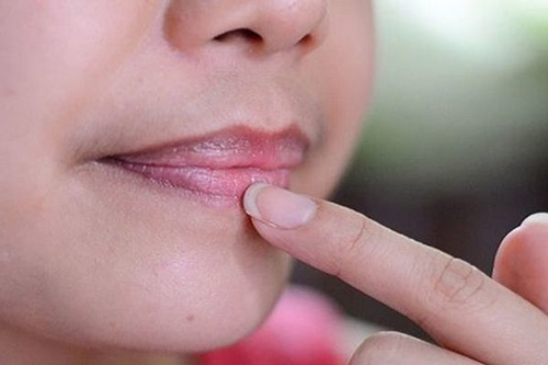 Thấy có 4 dấu hiệu nhỏ này trên môi, mặt, tay, hãy đến gặp bác sĩ ngay lập tức