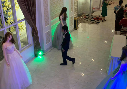 Bất ngờ thiếu lễ tân đón khách, nhà hàng tổ chức tiệc cưới thuê cả dàn ma nơ canh thay thế