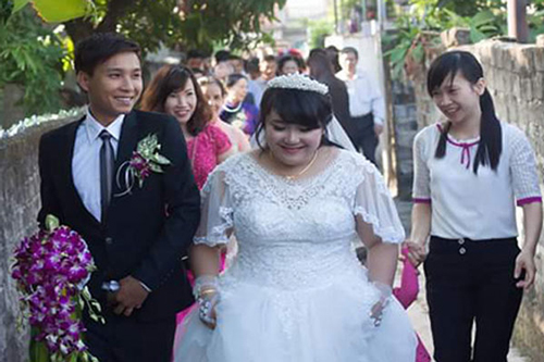 Chuyện tình siêu ngọt ngào của "cặp đôi đũa lệch" vợ béo – chồng gầy