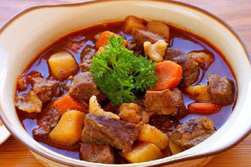 Đầu bếp tiết lộ: Nấu bò sốt vang chỉ cần thả thêm 1 nhánh gừng vào nồi là thơm ngon tuyệt hảo