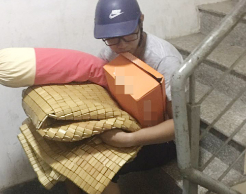 Vừa đi công tác về đã bị bố mẹ đuổi ra khỏi nhà, biết được lý do anh chàng mới "sang chấn tâm lý"