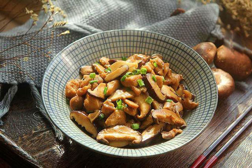 Thịt gà xào kiểu này, mẹ chồng khó tính cũng khen tới tấp, nồi cơm chẳng mấy mà hết 