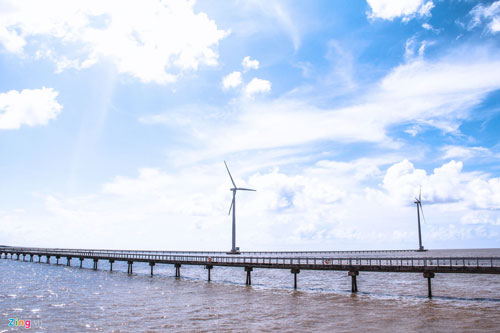 Cánh đồng gió Bạc Liêu chính là một nhà máy sản xuất điện gió nổi tiếng bậc nhất Việt Nam, được xây dựng từ năm 2010 rồi nhanh chóng trở nên nổi tiếng, thu hút rất đông khách du lịch từ nhiều tỉnh thành.