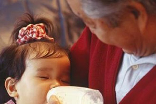 Con 1 tuổi nhất quyết chỉ uống sữa bà pha: Phát hiện bí mật ở đằng sau, mẹ hốt hoảng vô cùng