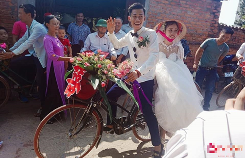 Chú rể đi rước dâu bằng xe đạp ai cũng tưởng "nghèo" nhưng sự thật về gia thế mới khiến dân mạng "trầm trồ"