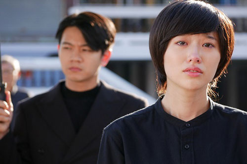 Đến nhà chồng cũ hỏi tiền nuôi con, tôi được mẹ anh dẫn vào căn phòng nhỏ để rồi phát hiện ra mình đúng là kẻ tệ hại