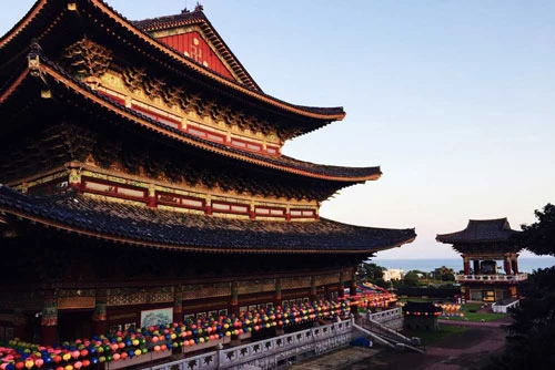Yakcheonsa được vinh dự nằm trong danh sách những ngôi chùa trang nghiêm và hiện đại nhất của Phật giáo ở châu Á