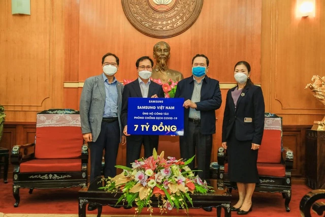Ông Choi Joo Ho (trái), Tổng giám đốc tổ hợp Samsung Việt Nam, trao tặng số tiền 7 tỷ đồng cho Ủy ban Trung ương Mặt trận Tổ quốc Việt Nam