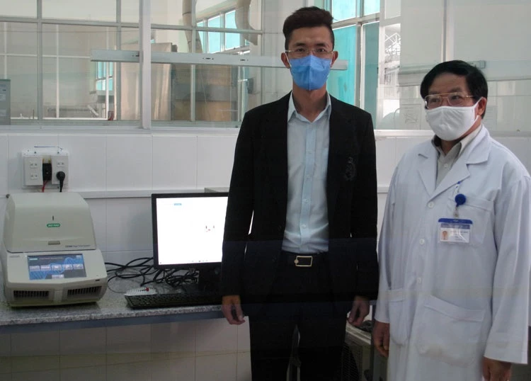 Lãnh đạo CDC Lâm Đồng và Giám đốc Công ty TNHH Hùng Phát bên máy xét nghiệm Realtime PCR