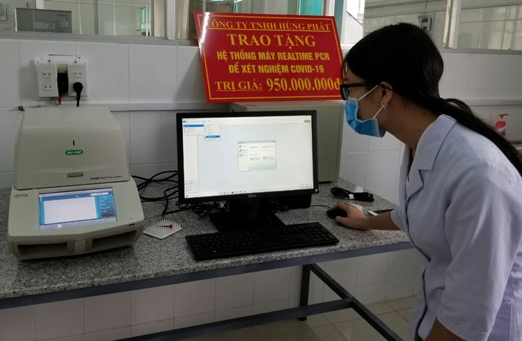 Công ty Hùng Phát tặng tỉnh Lâm Đồng máy xét nghiệm Covid-19 bằng phương pháp Realtime PCR 