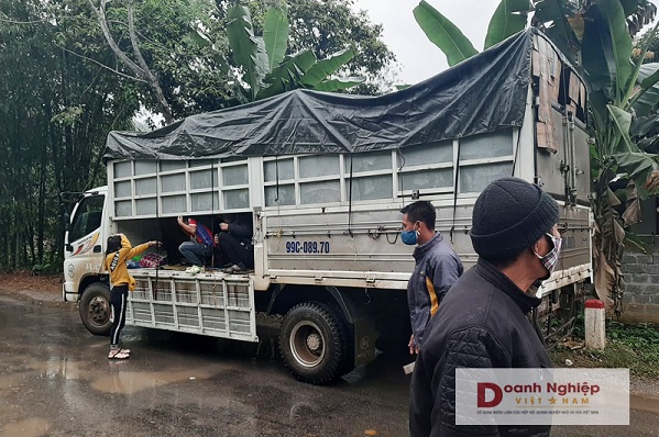 Thanh Hóa: Ngăn chặn xe tải chở 15 người trên thùng vượt chốt kiểm soát, trốn tránh khai báo y tế