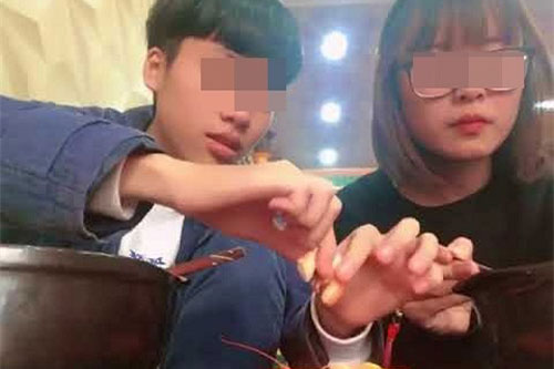 Bắt người yêu bóc cả cân tôm cho ăn, cô gái bị chia tay phũ phàng nhưng dân mạng lại vô cùng hả hê