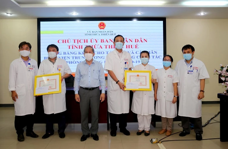 Chủ tịch UBND tỉnh Thừa Thiên Huế Phan Ngọc Thọ trao bằng khen cho những tập thể, cá nhân Bệnh viện Trung ương Huế