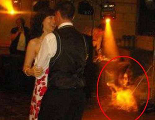 Rùng rợn trước 'bóng ma' xuất hiện trong bức ảnh cưới?