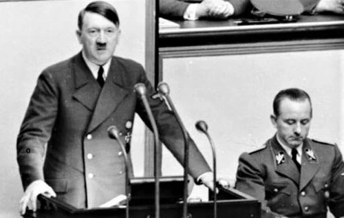   Trùm phát xít Hitler; Nguồn: unexplained-mysteries.com.
