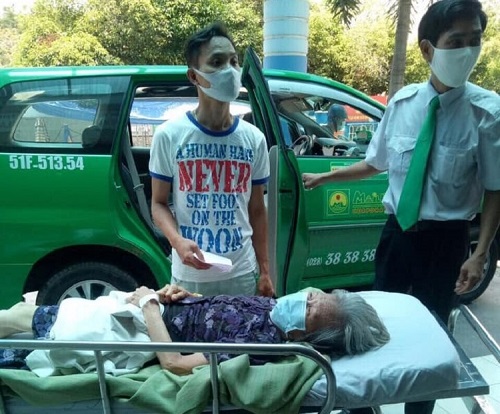 Covid-19: Xe "đứng bánh", nhiều hãng taxi vẫn xung phong chạy miễn phí giúp người dân