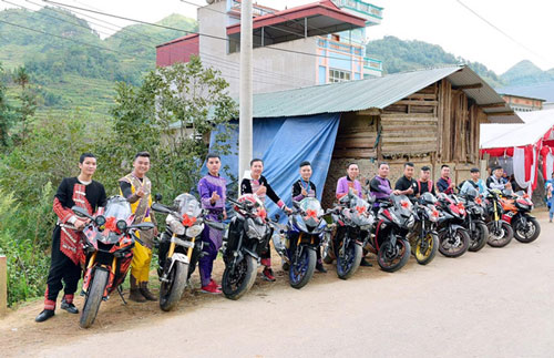 Dàn rước dâu mặc trang phục dân tộc thiếu số, đi xe phân phối lớn khiến ai nấy đều "trầm trồ"